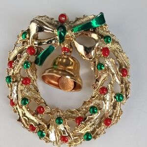 Christmas wreath with bow & bell Brooch / pin Holiday wreath vintage.